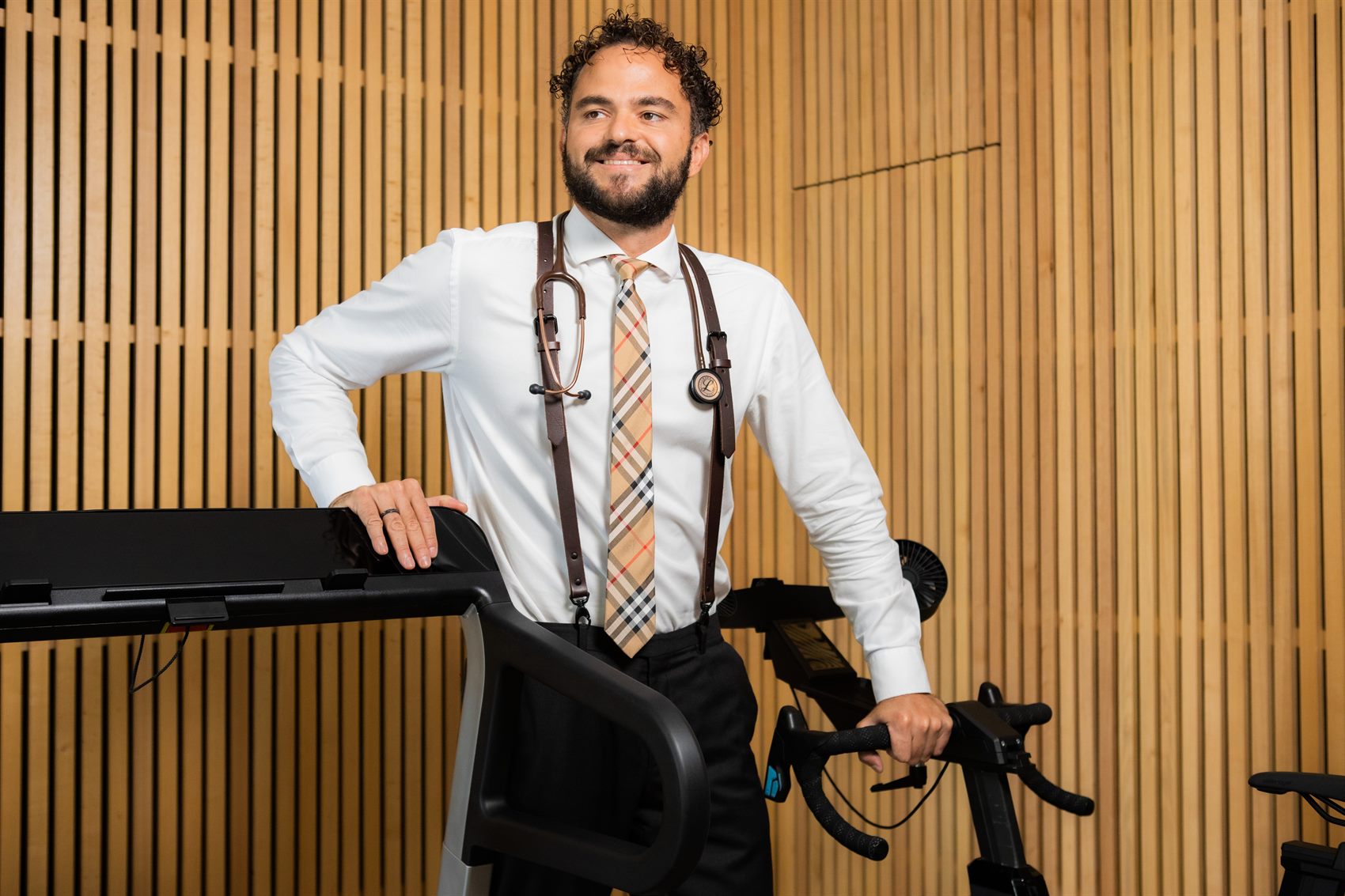 Dr. Marco Benedetto na Clínica Modernist em Maringá-PR com equipamento Aeroscan de avaliação metabólica