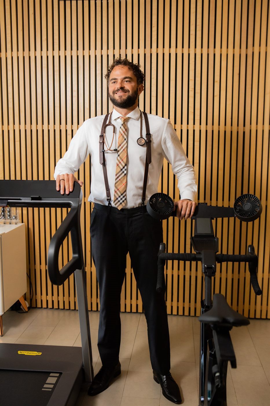 Dr. Marco Benedetto, médico nutrólogo, no consultório